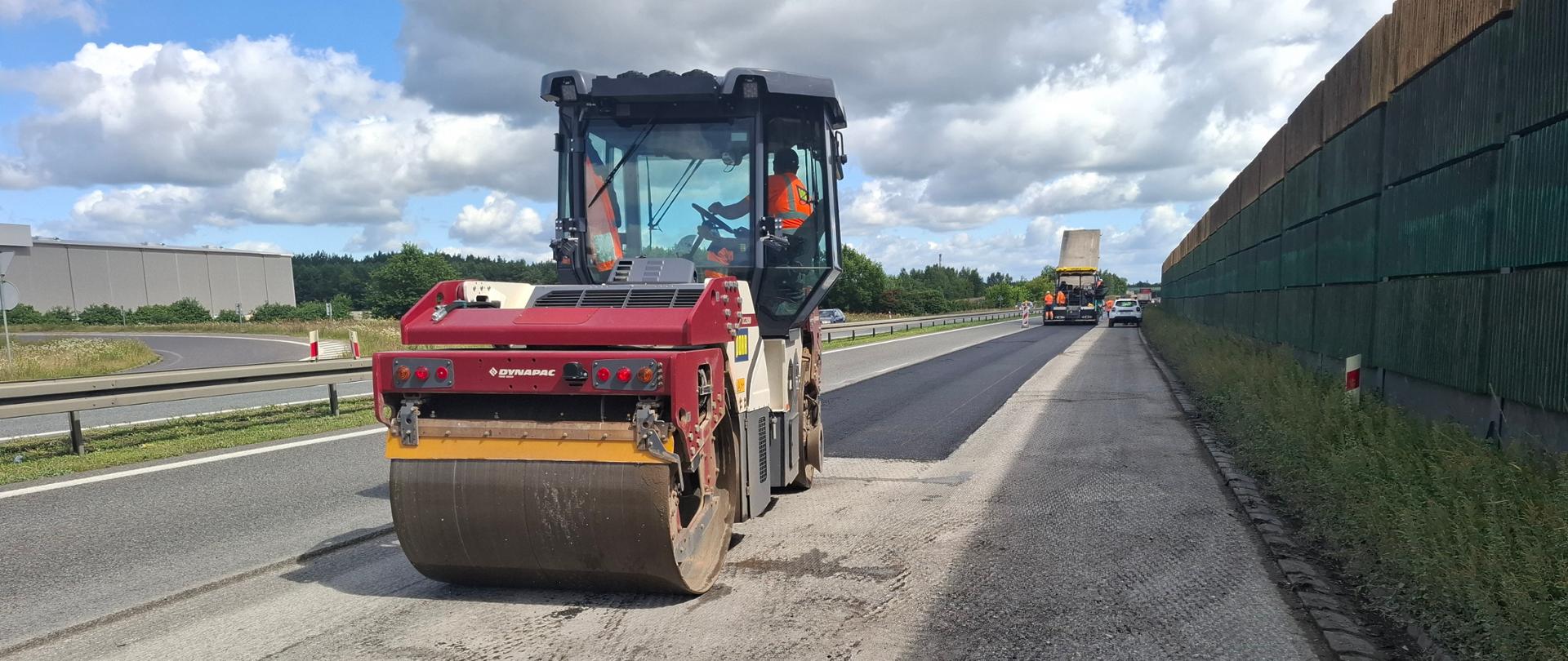 S8_obwodnica_Ostrowi_Maz_remont, na drodze sprzęt drogowy wykonujący roboty drogowe