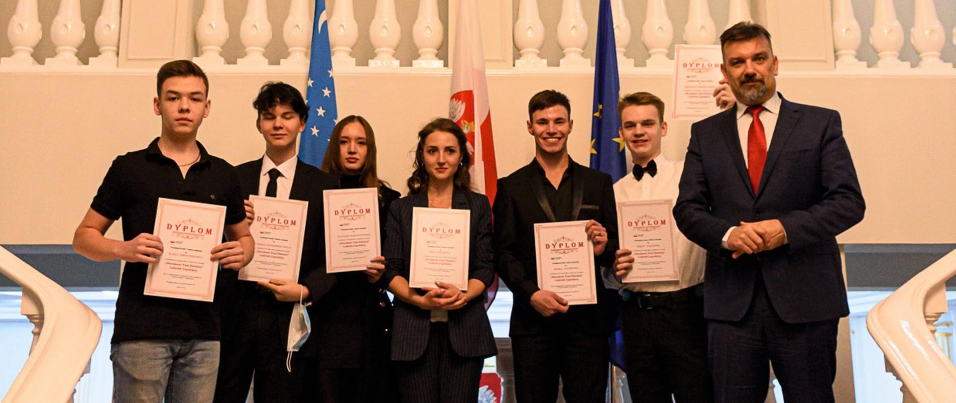 Wręczenie nagród i dyplomów młodzieży polonijnej w Ambasadzie RP w Taszkencie