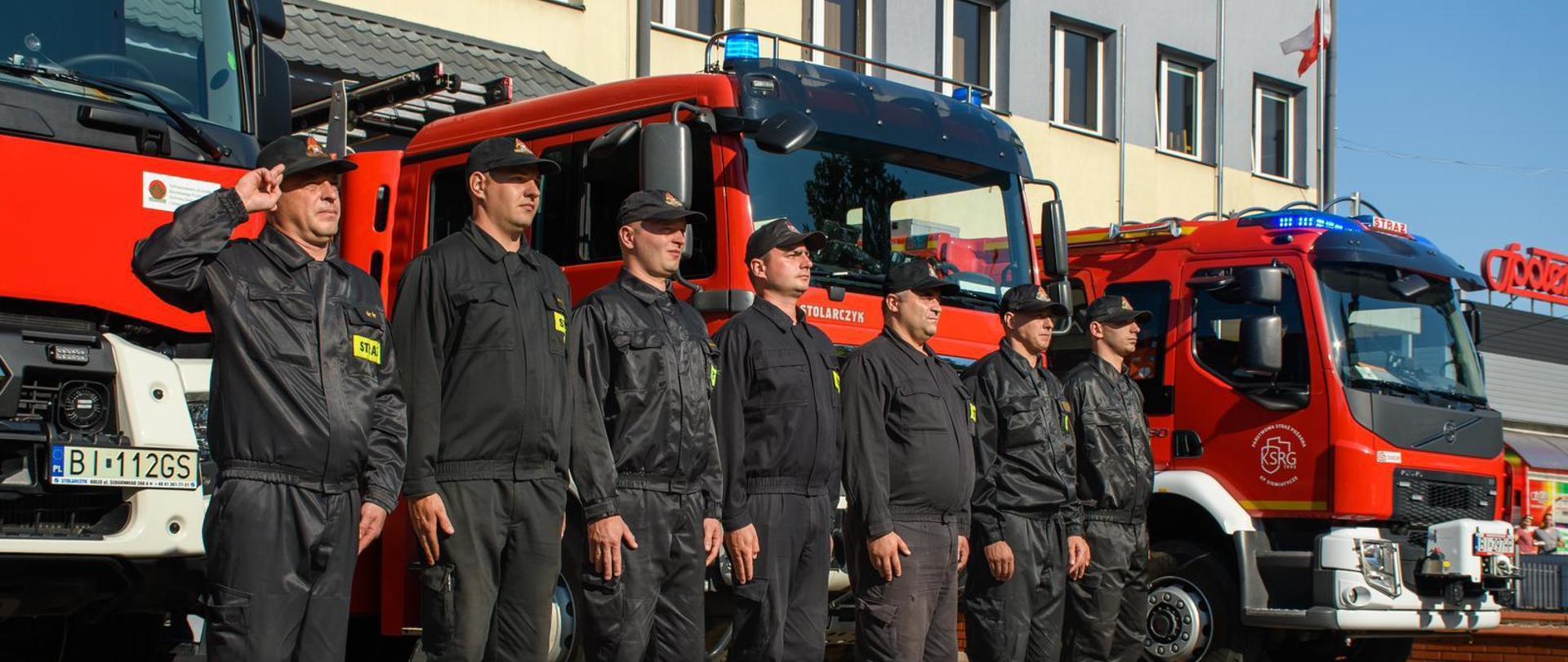 Strażacy oddają hołd Powstańcom przed jednostką ratowniczo-gaśniczą