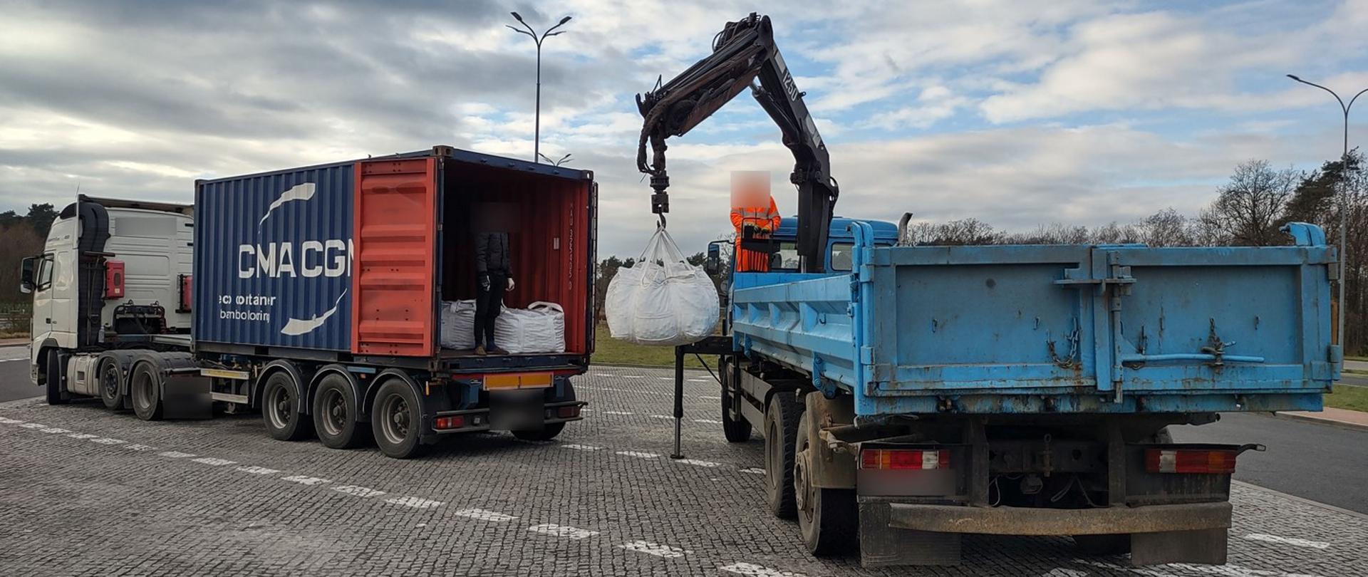 Zbyt ciężki ładunek stalowych kul w big bagach musiał być przeładowany na podstawiony pojazd