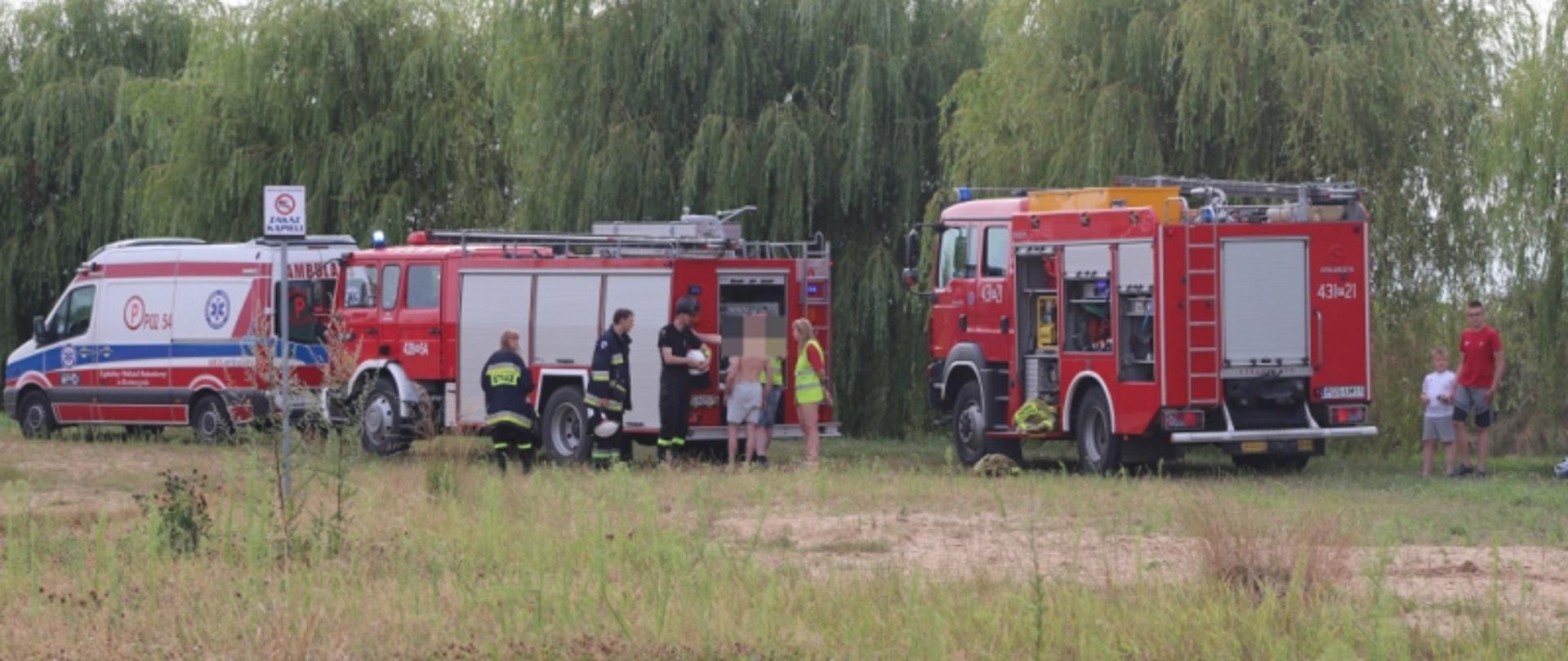 Na zdjęciu widać samochody pożarnicze oraz karetkę pogotowia.