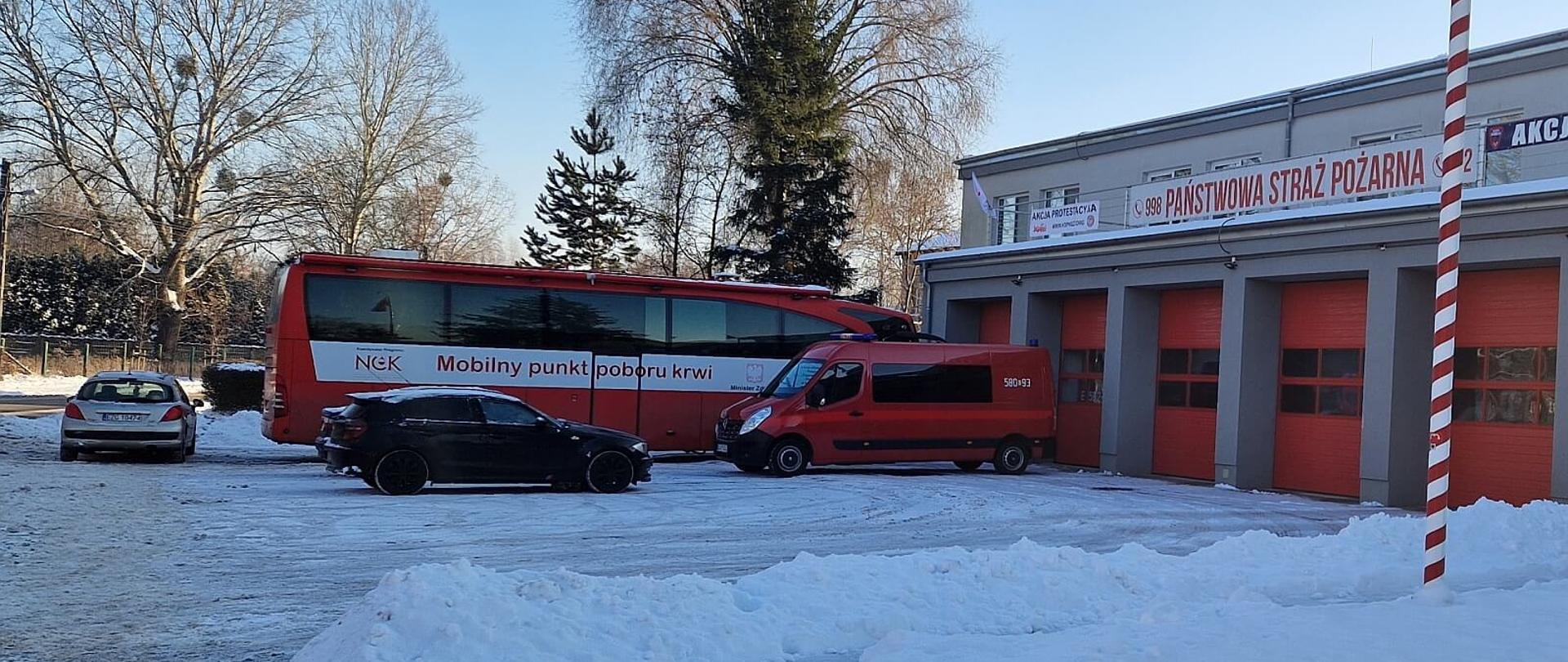 bus strażacki, autobus mobilny punkt poboru krwi oraz garaże jednostki ratowniczo-gaśniczej