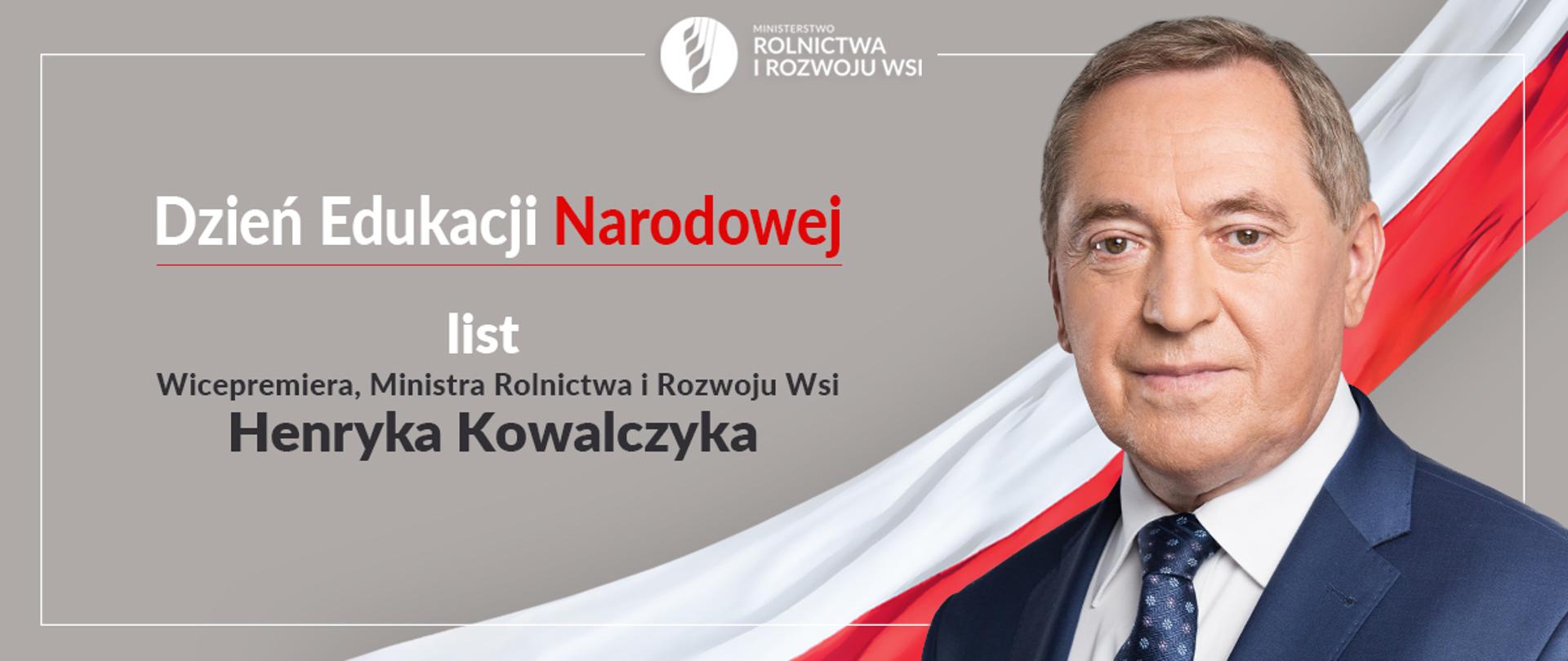 wicepremier, minister rolnictwa i rozwoju wsi Henryk Kowalczyk na tle flagi biało-czerwonej