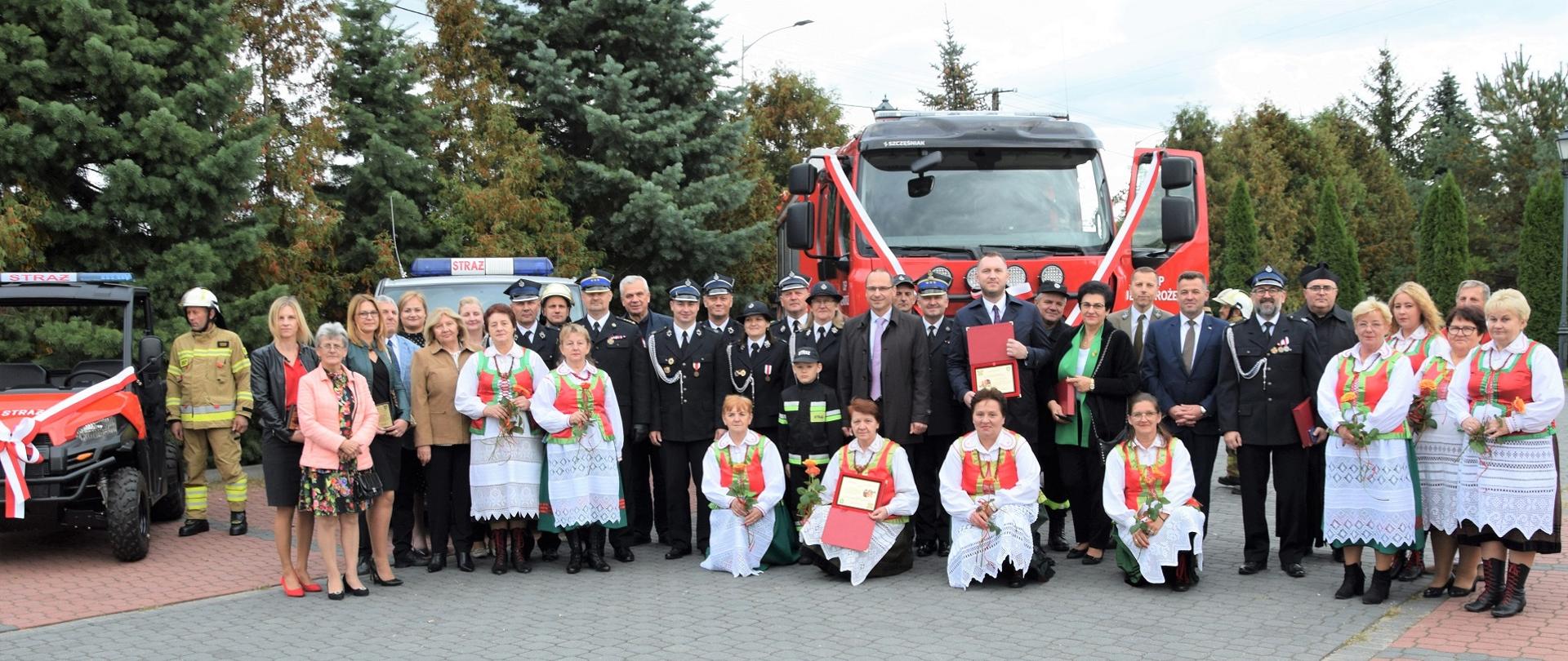 W dniu 23 września 2022 r. odbyła się uroczystość związana z przekazaniem średniego i lekkiego samochodu ratowniczo-gaśniczego dla Jednostki Ochotniczej Straży Pożarnej w Jednorożcu oraz pojazdu specjalistycznego UTV dla Jednostki Ochotniczej Straży Pożarnej w Mchowie.
W uroczystości wzięli udział zaproszeni goście w tym m.in. Z-ca Mazowieckiego Komendanta Wojewódzkiego st.bryg. Tomasz Cybul, Radni do Sejmiku Województwa Mazowieckiego Pan Konrad Wojnarowski i Pani Wiesława Krawczyk, Starosta Powiatu Przasnyskiego Krzysztof Bieńkowski, Radny Powiatu Przasnyskiego Pan Zenon Szczepankowski, Wójt Gminy Jednorożec Krzysztof Iwulski, Sekretarz Gminy Przasnysz Bożena Rudzińska, Komendant Powiatowy Państwowej Straży Pożarnej w Przasnyszu st. bryg. Waldemar Białczak, Członek Zarządu Oddziału Wojewódzkiego ZOSP RP woj. mazowieckiego dh Bogdan Rzepczyński, Proboszcz Parafii pw. Św. Floriana w Jednorożcu ks. Wiesław Chmielewski, a także przedstawiciele władz samorządowych, powiatowych, strażacy i licznie przybyli mieszkańcy miejscowości.
Podczas oficjalnej części uroczystości zaproszeni goście, gratulowali jednostkom zakupu nowego sprzętu, oraz podkreślali profesjonalizm i ciągłą gotowość strażaków Ochotniczych Straży Pożarnej do niesienia pomocy potrzebującym.
Pojazdy pożarnicze zostały poświęcone przez ks. Wiesława Chmielewskiego, a następnie dokonano odczytania aktów przekazania sprzętu pożarniczego oraz wręczono kluczyki Prezesom OSP w Mchowie i Jednorożcu.
Opracował: Oficer prasowy Komendanta Powiatowego PSP w Przasnyszu kpt. Piotr Kuligowski.
Zdjęcia: OSP Jednorożec, Gmina Jednorożec.
