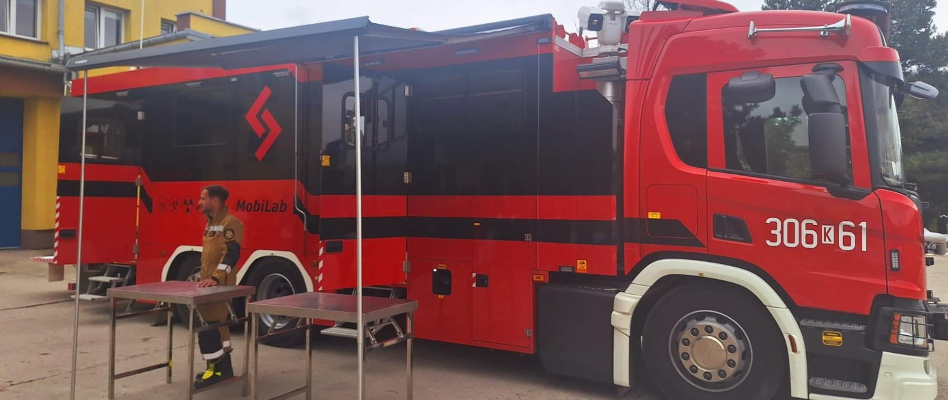 Szkolenie niebezpieczna przesyłka - strażacy prezentują jak są ubrani