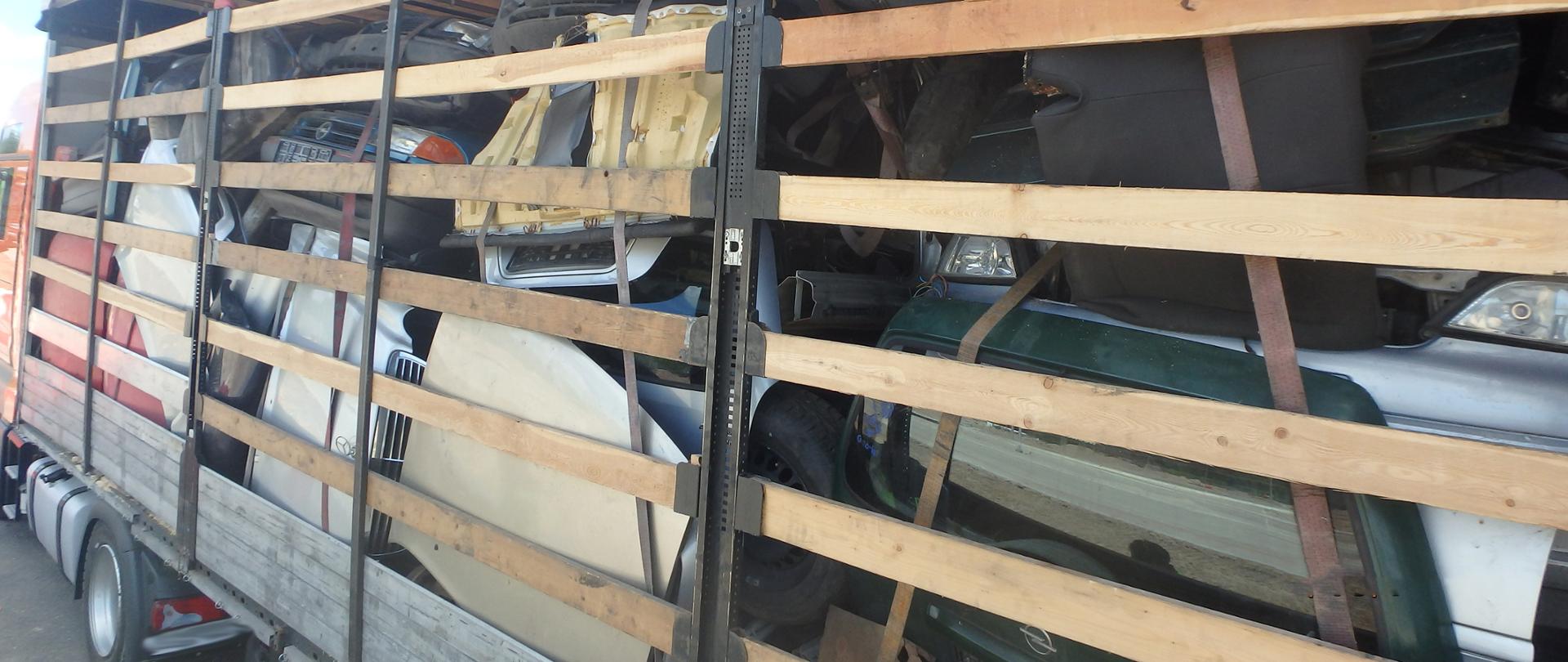 Części samochodowe na ciężarówce