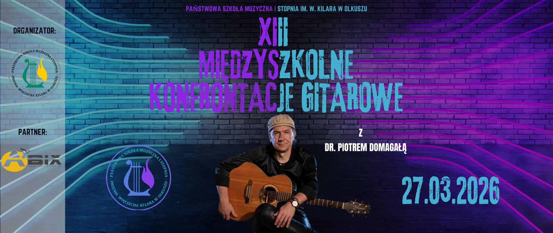 fioletowo niebieskie napisy, mur zdjęcie Piotra Domagały na środku