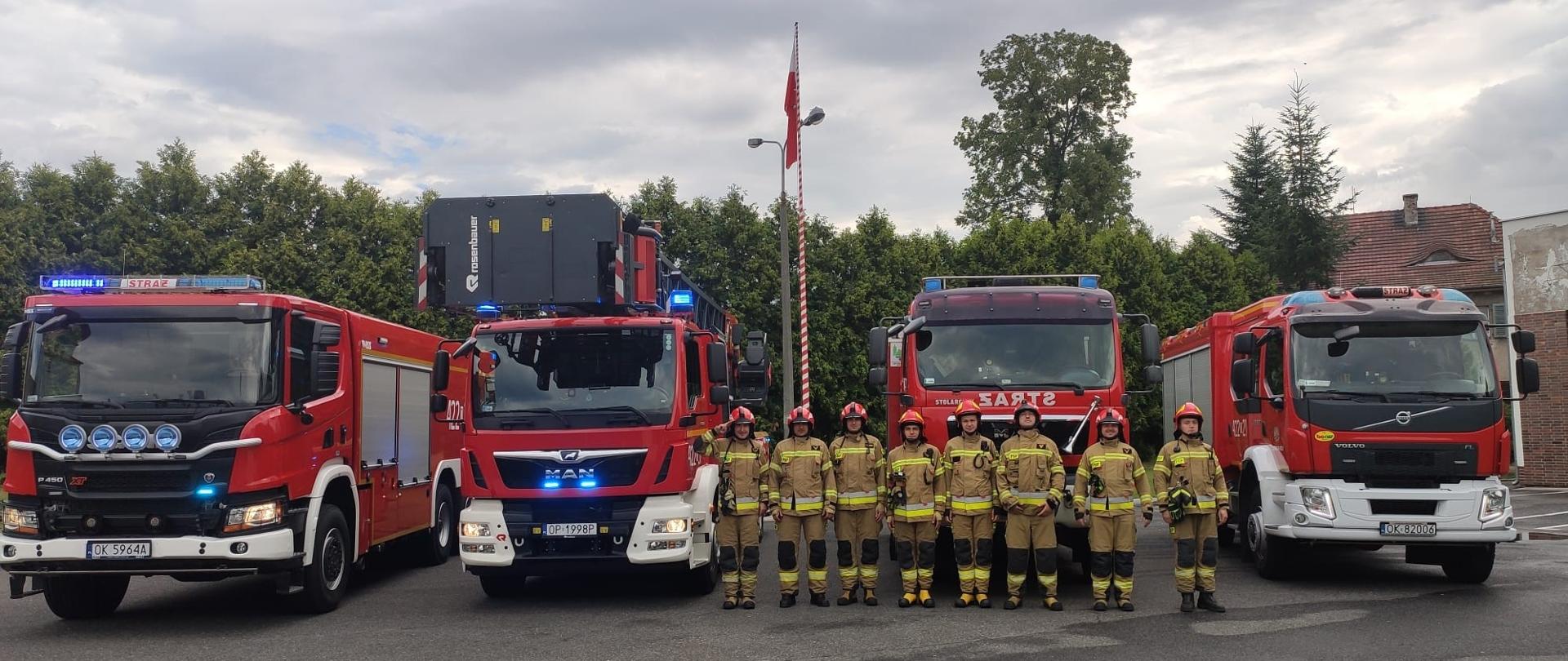 Zdjęcie przedstawia strażaków KP PSP Kędzierzyn-Koźle JRG 2 oddających hołd poległym podczas Powstania Warszawskiego.