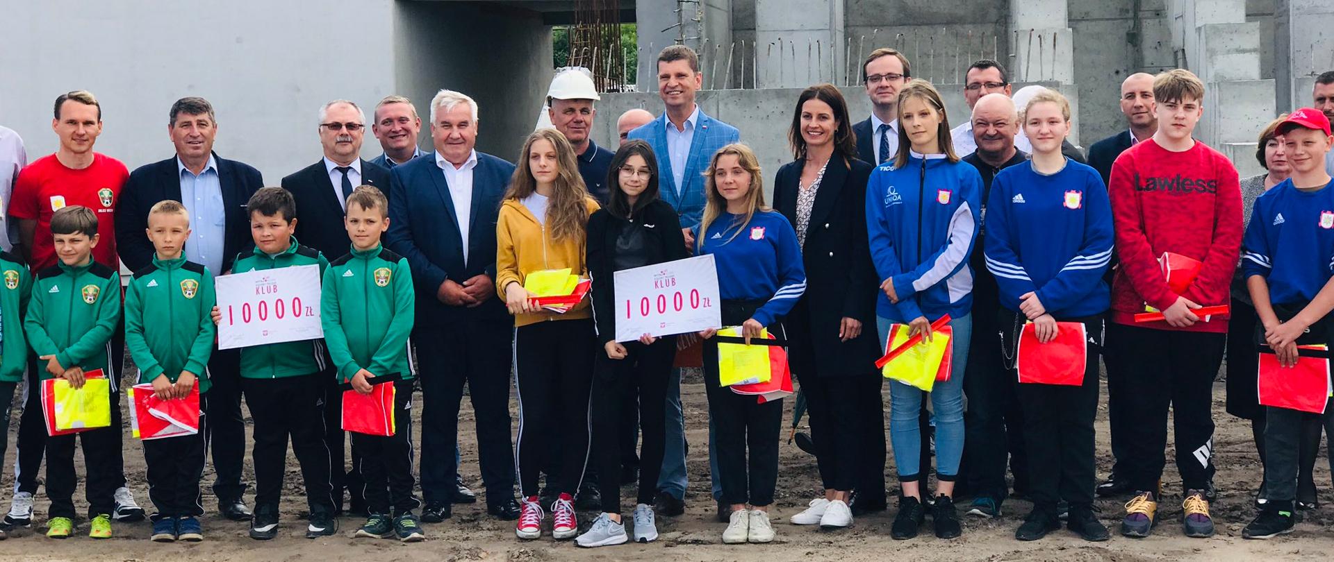 Beneficjenci Rządowego Programu "KLUB" - zdjęcie grupowe. W środku: Danuta Dmowska-Andrzejuk i Dariusz Piontkowski