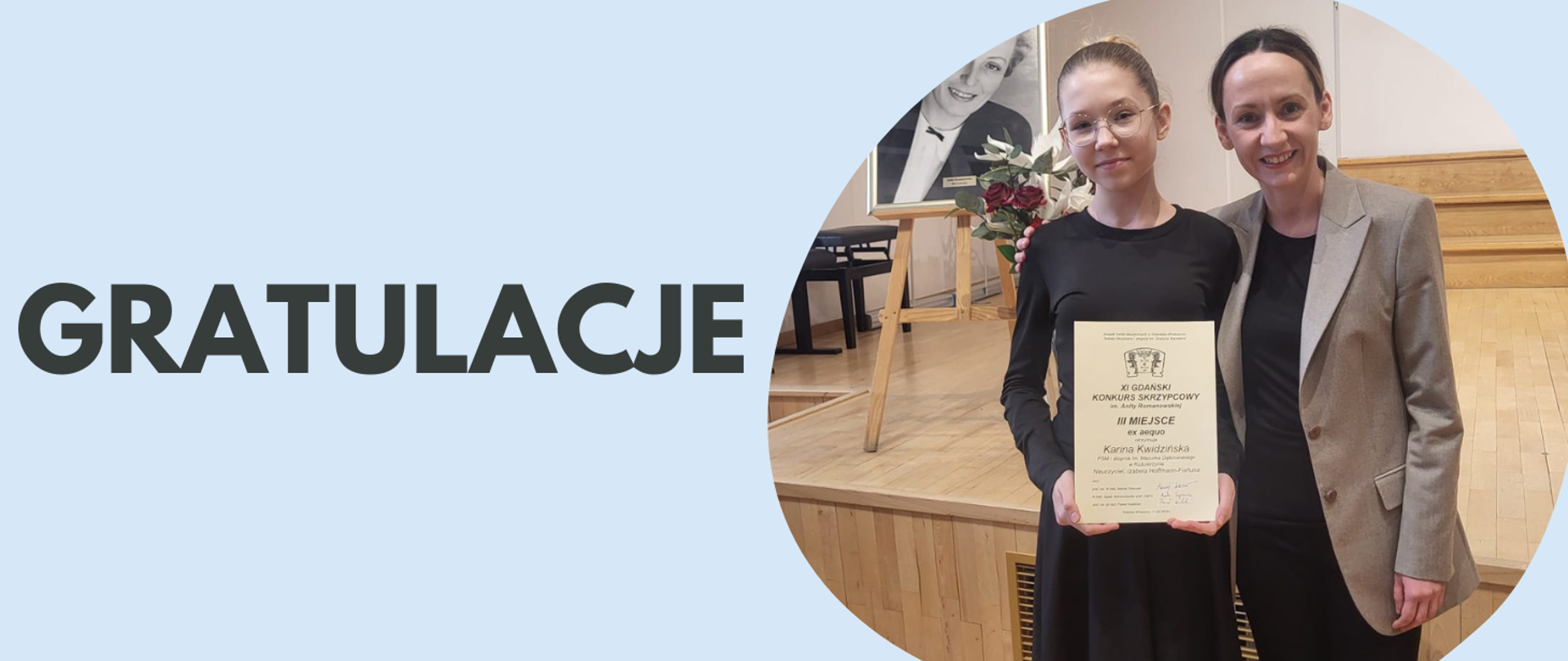 Tło obrazka w kolorze błękitnym. PO lewej stronie szary napis "gratulacje". Po prawej stronie okrągłe zdjęcie, a na nim dziewczyna blondynka w okularach i czarnej sukience, która trzyma dyplom. Obok niej kobieta w czarnej bluzce i spodniach oraz brązowej marynarce. W tle za nimi na stelażu czarno- biały obraz kobiety, a przy nim czerwono- białe kwiaty. Stelaż i kwiaty stoją na drewnianej scenie. 