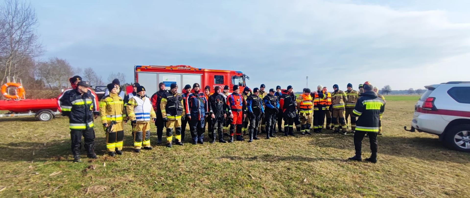 
W dniu 23 lutego 2023 r. na akwenie wodnym w miejscowości Bagienice gm. Chorzele odbyły się ćwiczenia Jednostki Ratowniczo - Gaśniczej w Przasnyszu, Specjalistycznych Sekcji Ratownictwa Wodno-Nurkowego z Przasnysza i Ostrołęki oraz Jednostki OSP Chorzele i Rycice.
Ćwiczenia strażaków składały się z trzech epizodów. Pierwszy z nich zakładał odnalezienie tonącej osoby, drugi uratowanie dzieci, które wpadły do wody, natomiast trzeci był związany z niesieniem pomocy dzikiej zwierzynie uwięzionej w podmokłym terenie i trzcinowisku.
Ćwiczenia były doskonałym miejscem sprawdzenia swoich umiejętności i wiedzy nabytej podczas doskonalenia zawodowego realizowanego w macierzystych jednostkach oraz sprawdzeniem znajomości zasad BHP i prawidłowości obsługiwania sprzętu będącego na wyposażeniu jednostek PSP i OSP.
Opracował: Oficer Prasowy Komendanta Powiatowego PSP w Przasnyszu: kpt. Piotr Kuligowski.
Zdjęcia: KP PSP Przasnysz.
