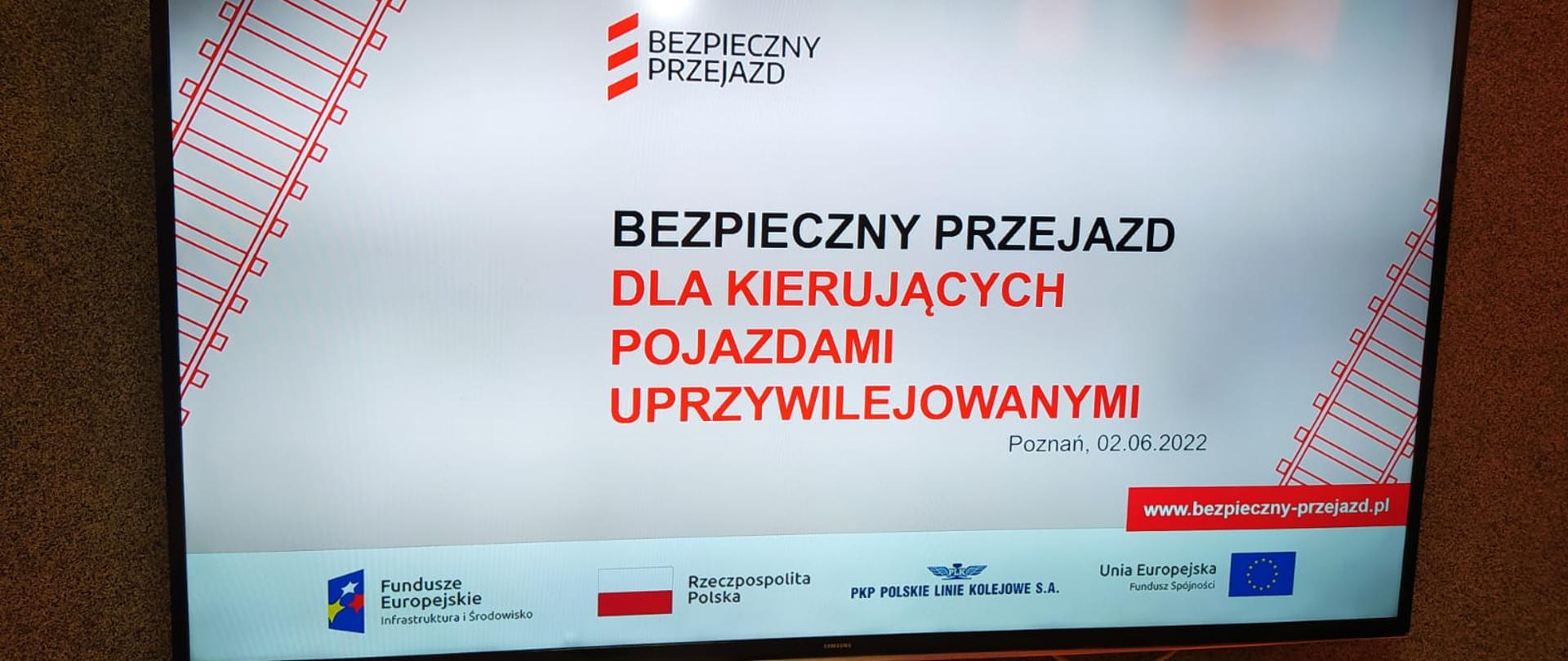 monitor wyświetlane napisy bezpieczny przejazd dla kierujących pojazdami uprzywilejowanymi