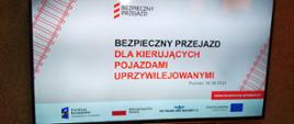 monitor wyświetlane napisy bezpieczny przejazd dla kierujących pojazdami uprzywilejowanymi