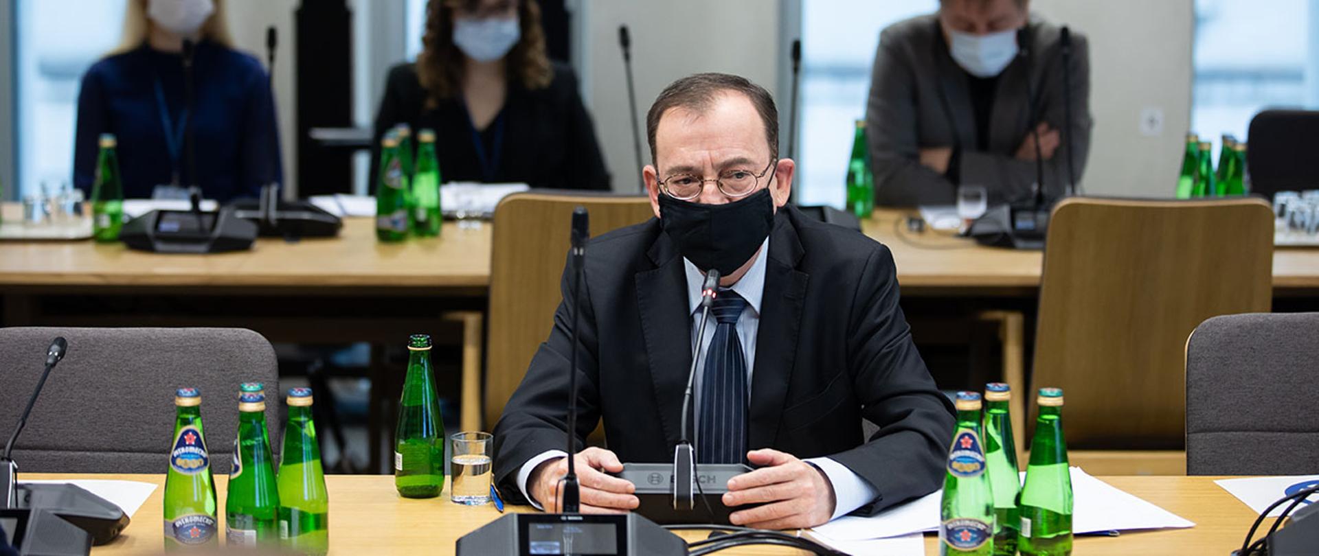 Na zdjęciu widać ministra Mariusza Kamińskiego siedzącego za stołem przemawiającego na posiedzeniu Komisji Administracji i Spraw Wewnętrznych w Sejmie.