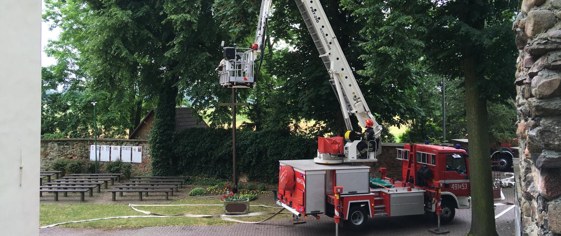 Zdjęcie przedstawia realizację założenia bojowego ćwiczeń powiatowych