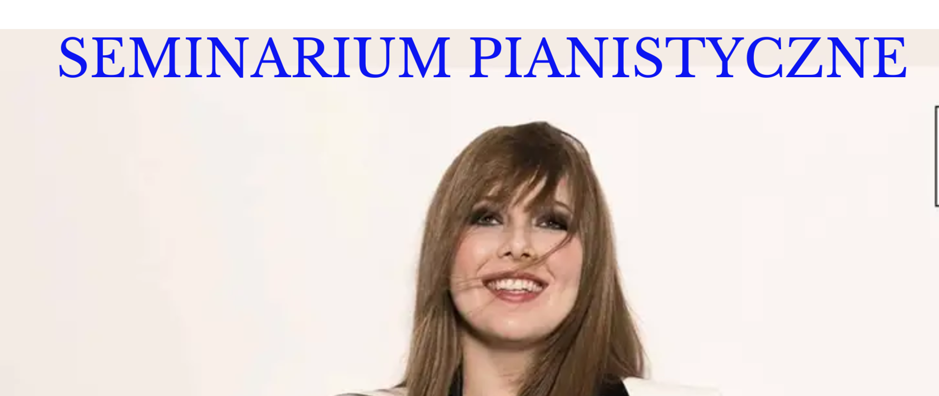 W górnej części plakatu czerwona nutka szkoły - logo oraz nazwa pełna szkoły, poniżej w części centralnej grafika - zdjęcie przedstawiające wykładowcę. W dolnej części na niebiesko imię i nazwisko wykładowczyni, poniżej na białym tle data i godzina wydarzenia. 