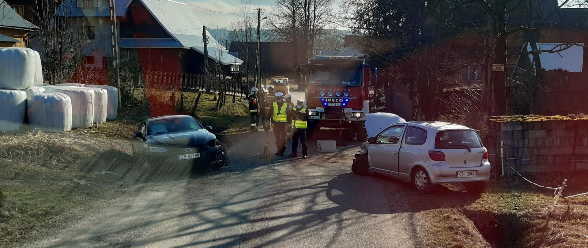 MZ - Groń Kobylarzówka, zderzenie dwóch samochodów osobowych. 