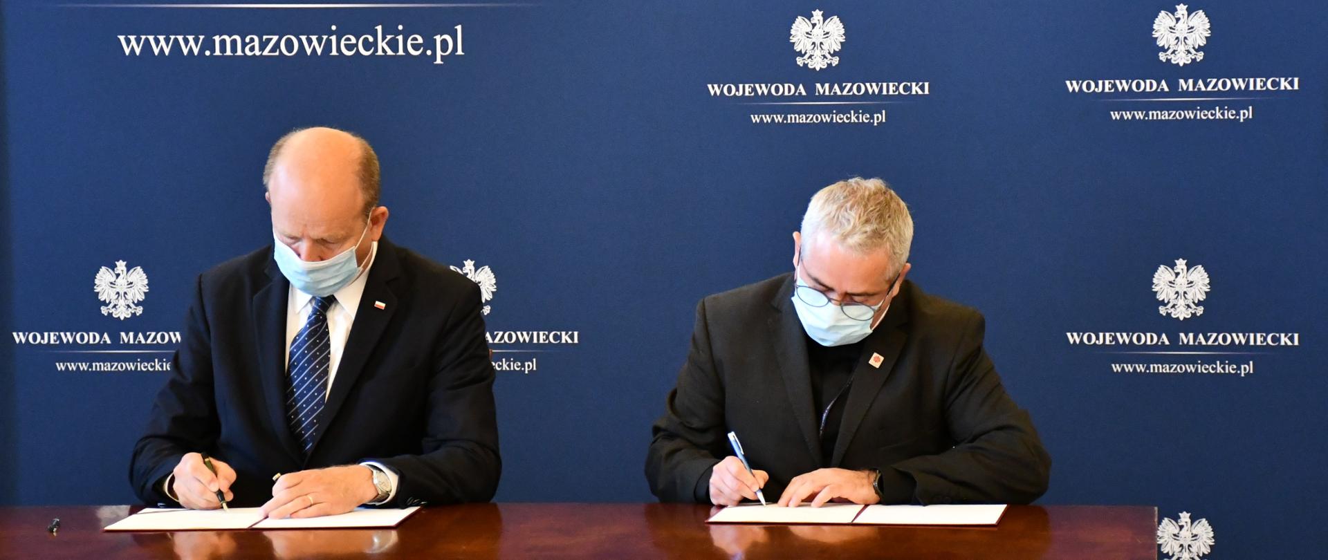 Na zdjęciu widocznych jest dwóch mężczyzn 