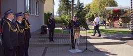 W środkowej części zdjęcia przedstawiony jest Komendant Powiatowy Państwowej Straży Pożarnej w Zgierzu, który przemawia do gości oraz pododdziałów. Po lewej stronie widać zastępce Komendanta Głównego PSP - nadbrygadiera Krzysztofa Hejduka oraz Komendanta Wojewódzkiego PSP - st. bryg. Grzegorz Janowski. 