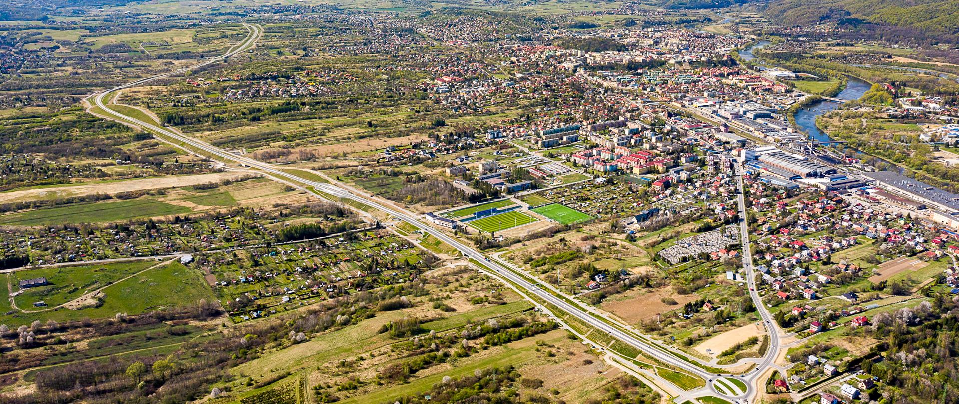 Widok z lotu ptaka na miasto Sanok, Widać obwodnicę, rzekę San i miasto