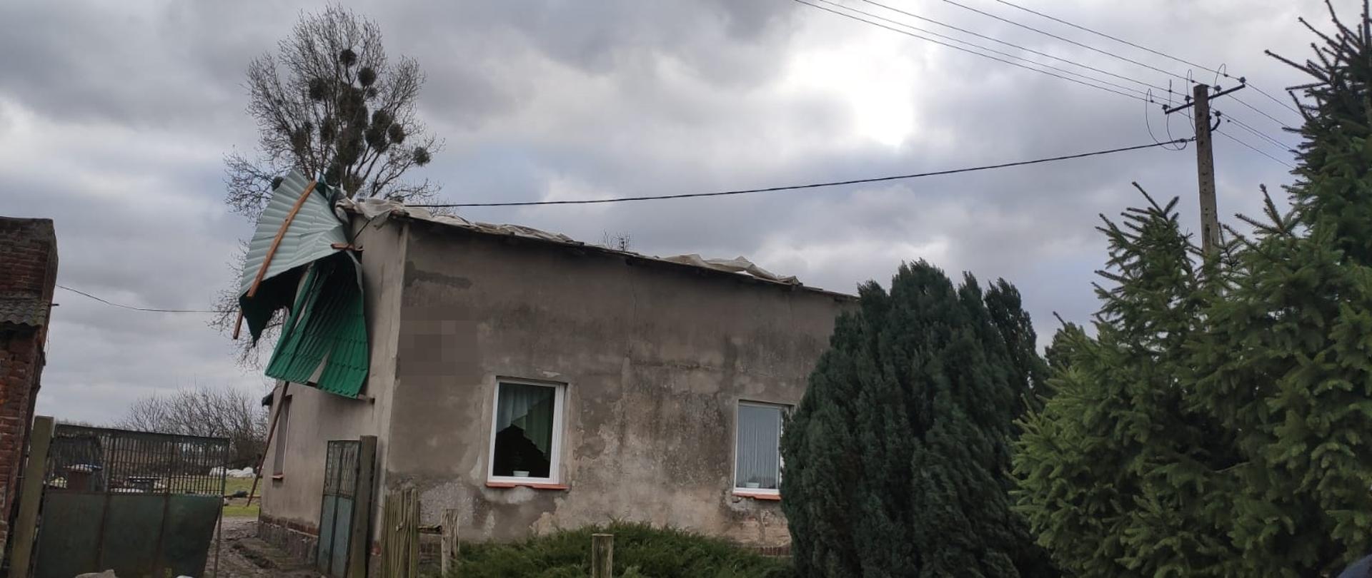 Na zdjęciu widać zerwany dach z budynku 