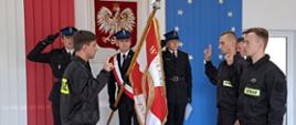 Strażacy ślubują na sztandar komendy