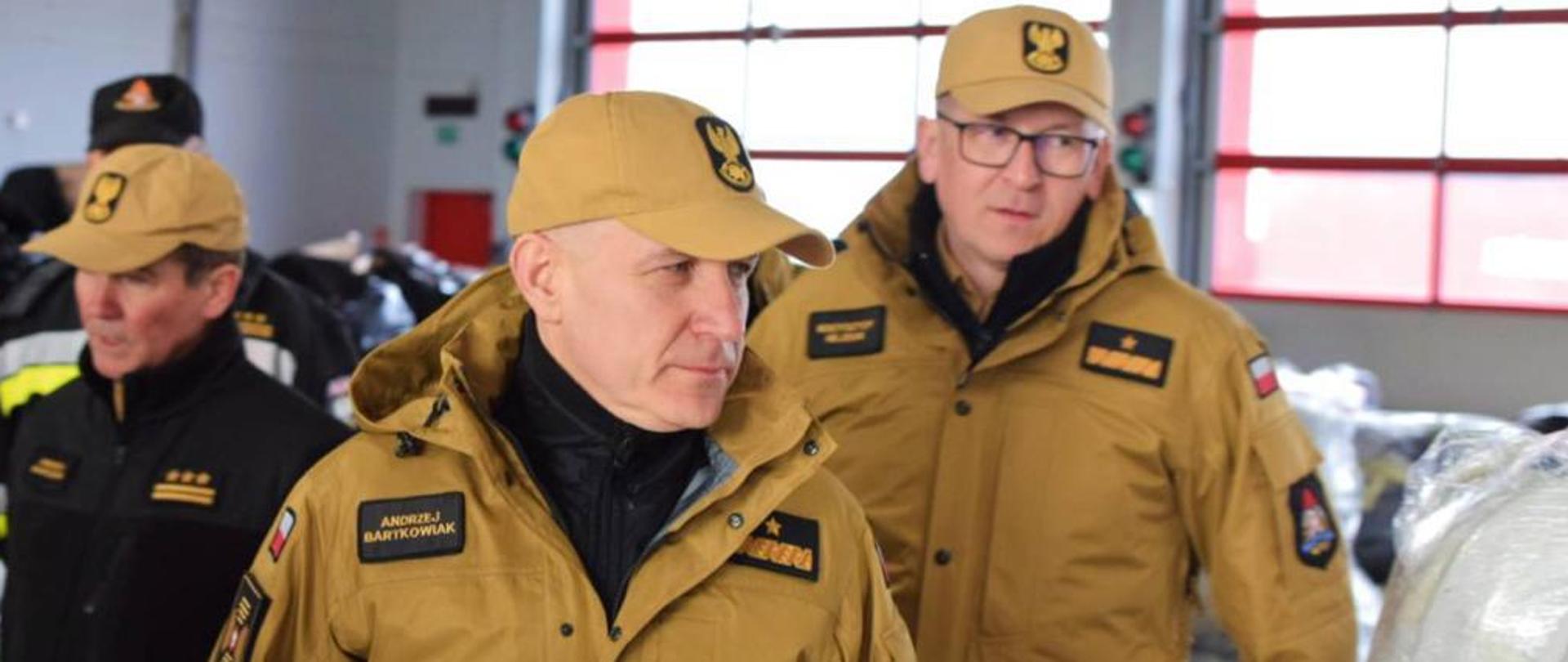Komendant Główny PSP nadbryg. Andrzej Bartkowiak wraz z zastępcą nadbryg. Krzysztofem Hejdukiem w pomieszczeniu gdzie składowany jest sprzęt dla ukraińskich strażaków