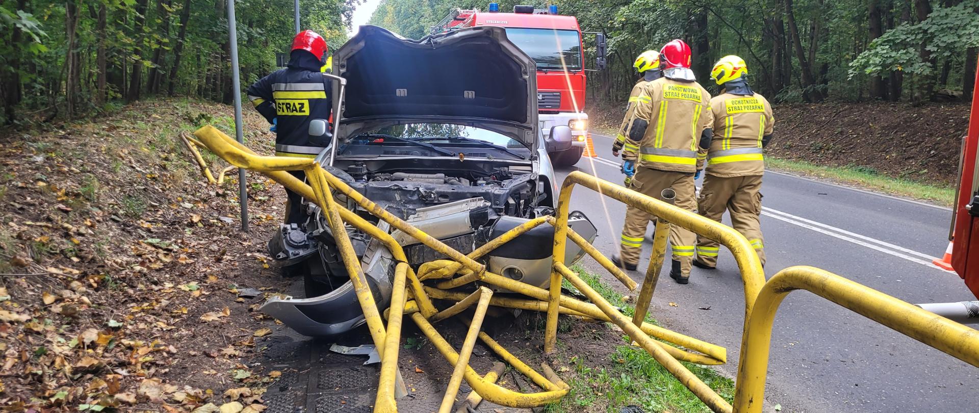 Pojazd uderzył w barierki