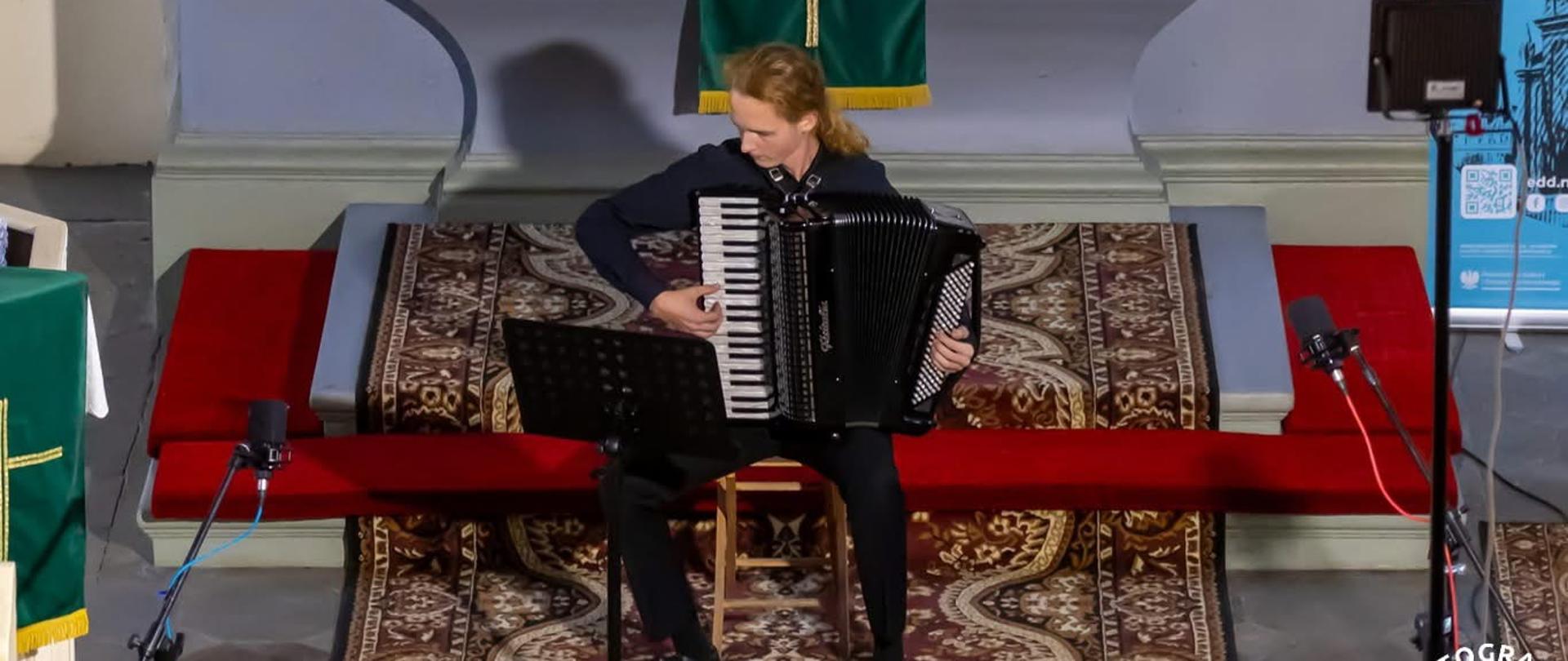 uczeń grający na akordeonie