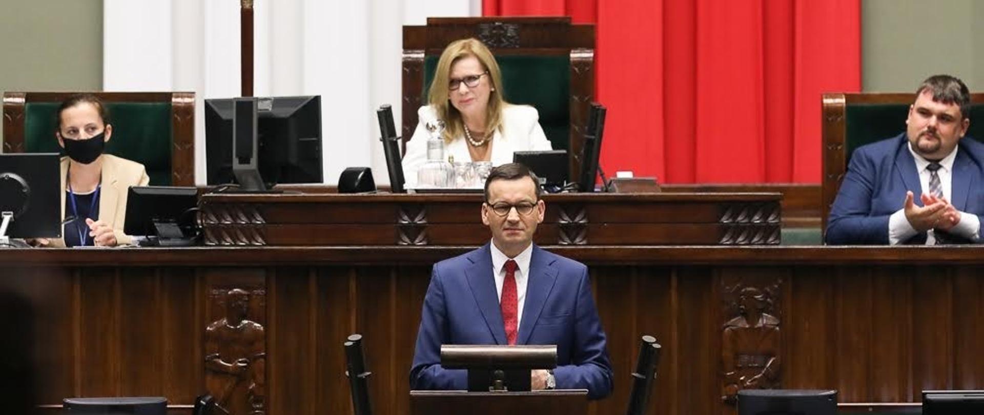 Premier przemawia na mównicy.