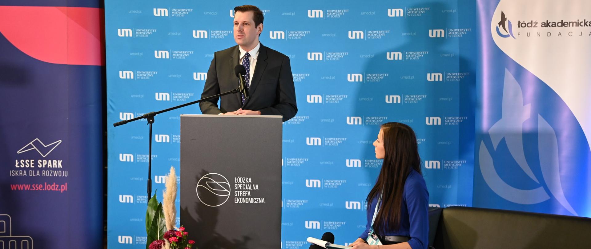 Wojewoda łódzki Tobiasz Bocheński przemawia w trakcie konferencji 