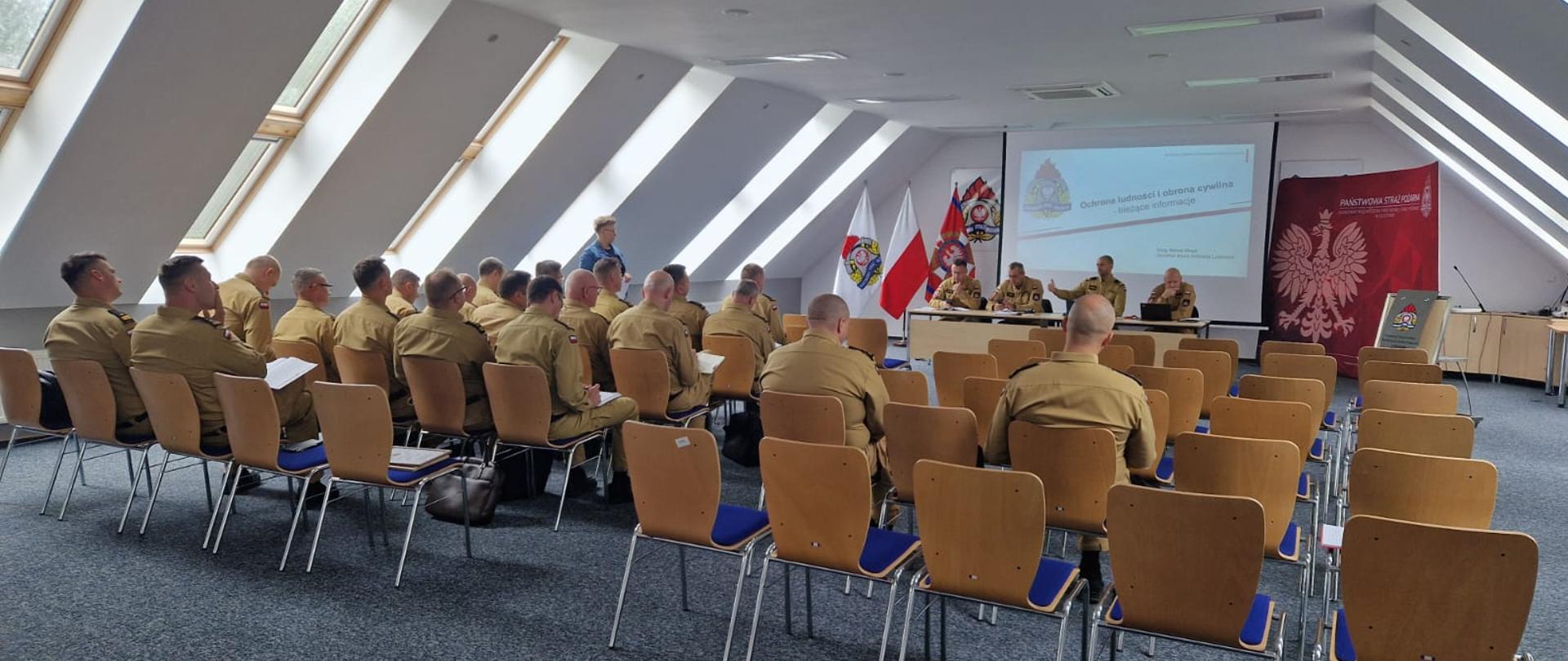 Na zdjęciu komendanci miejscy/powiatowi na sali konferencyjnej podczas odprawy