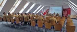 Na zdjęciu komendanci miejscy/powiatowi na sali konferencyjnej podczas odprawy
