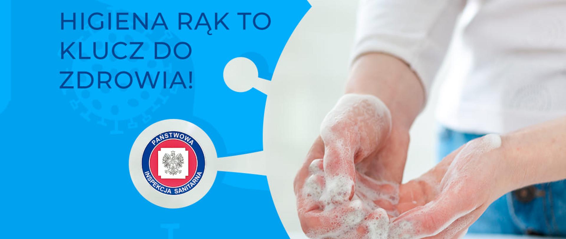 Namydlone dłonie pokryte grubą ilością piany