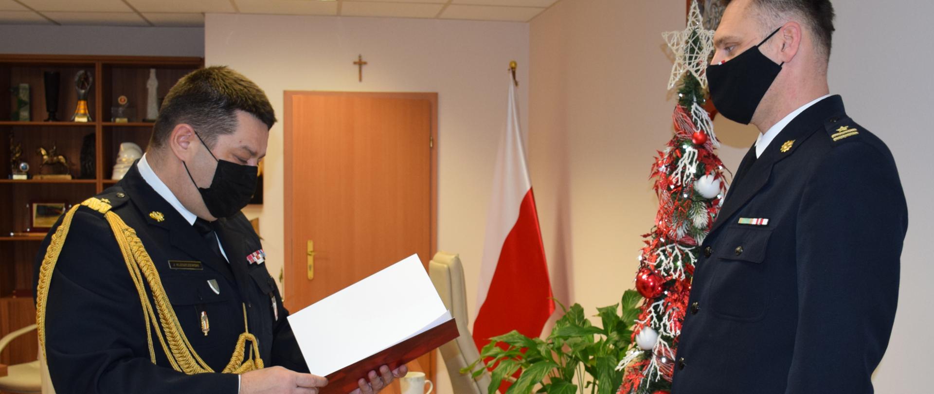 Na zdjęciu widoczny Śląski Komendant Wojewódzki PSP nadbryg. Jacek Kleszczewski ubrany w mundur galowy. Na przeciwko powoływany na stanowisko Zastępcy Komendanta Miejskiego PSP w Jaworznie mł. bryg. mgr inż. Bartosza Smolarczyka. W tle widoczny gabinet Śląskiego Komendanta Wojewódzkiego. 