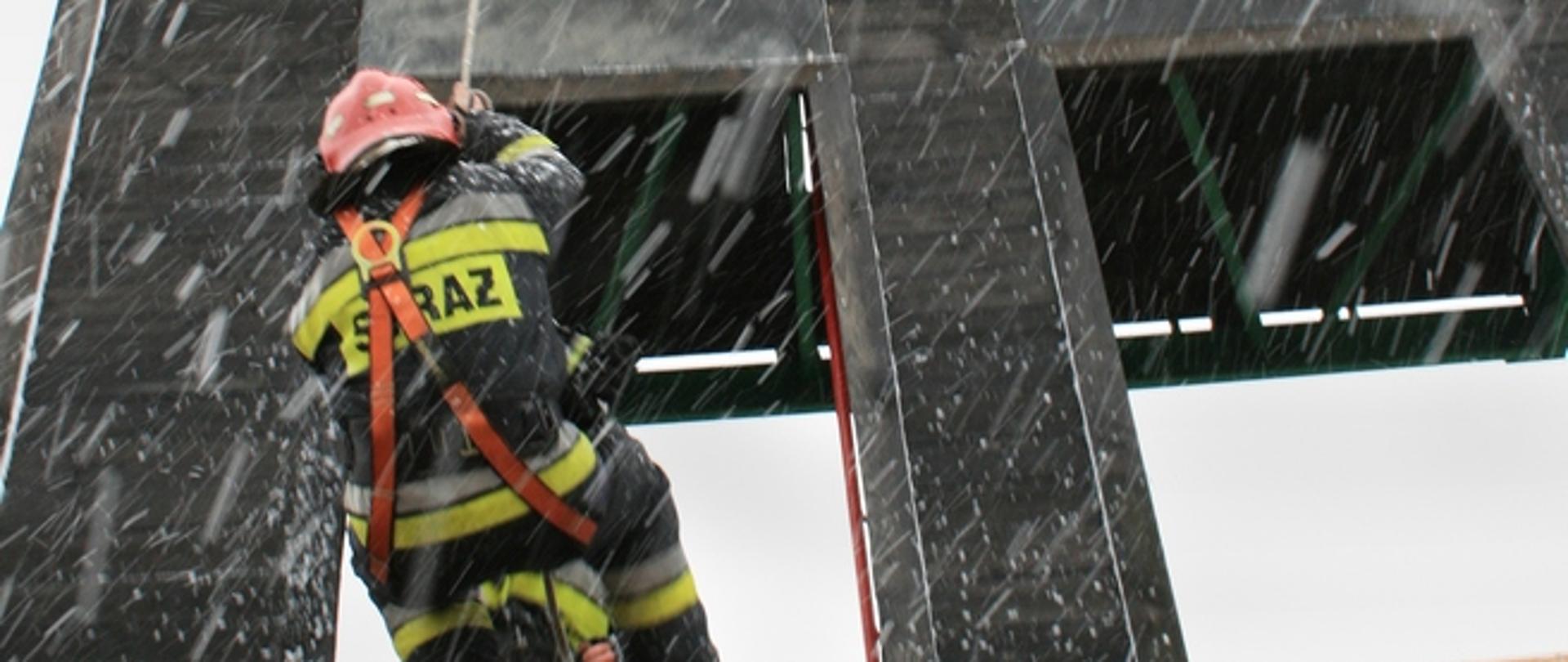 Ćwiczenia z samoratowania strażaków-ratowników