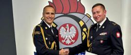 Na zdjęciu widoczny małopolski komendant wojewódzki Państwowej Straży Pożarnej st. bryg. Przemysław Przęczek wręczający akt powołania na stanowisko zastępcy komendanta powiatowego PSP w Gorlicach bryg. Dariuszowi Surmaczowi.