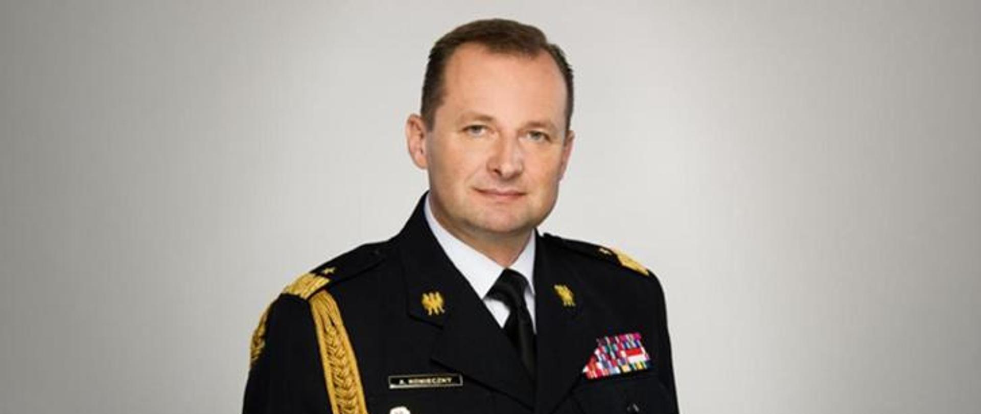 Zastępca Komendanta Głównego PSP nadbrygadier Adam Konieczny w umundurowaniu galowym. Widoczny od klatki piersiowej w zwyż. 