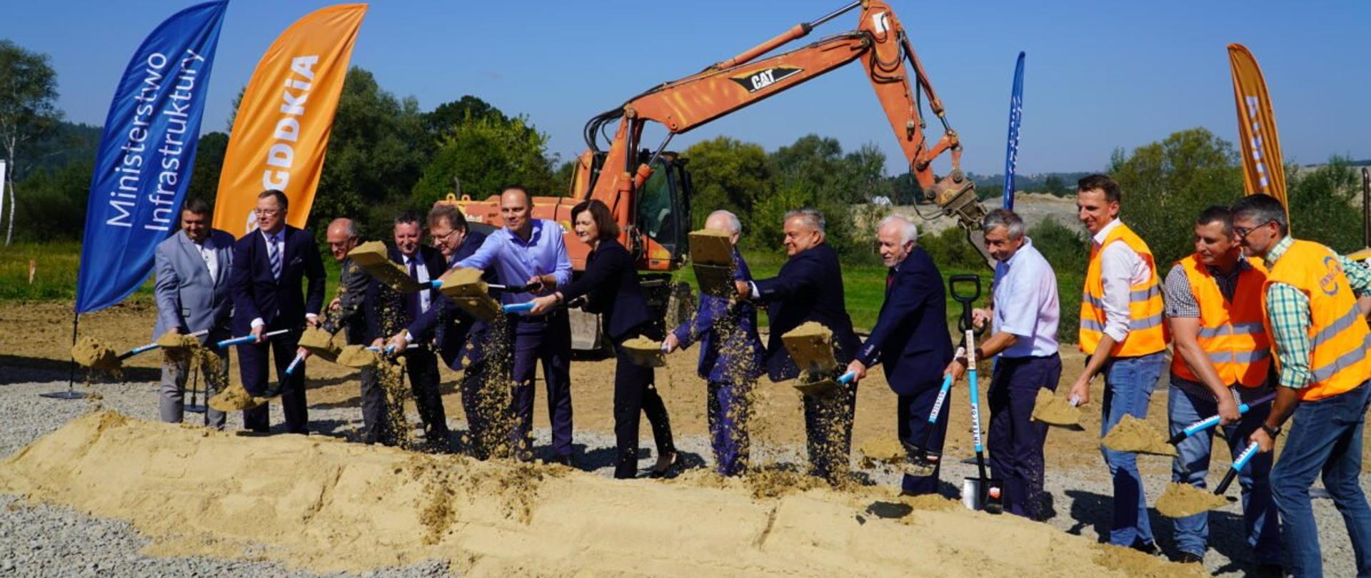 Uczestnicy uroczystości z okazji rozpoczęcia budowy odcinka S19 Babica – Jawornik podczas wbicia łopaty