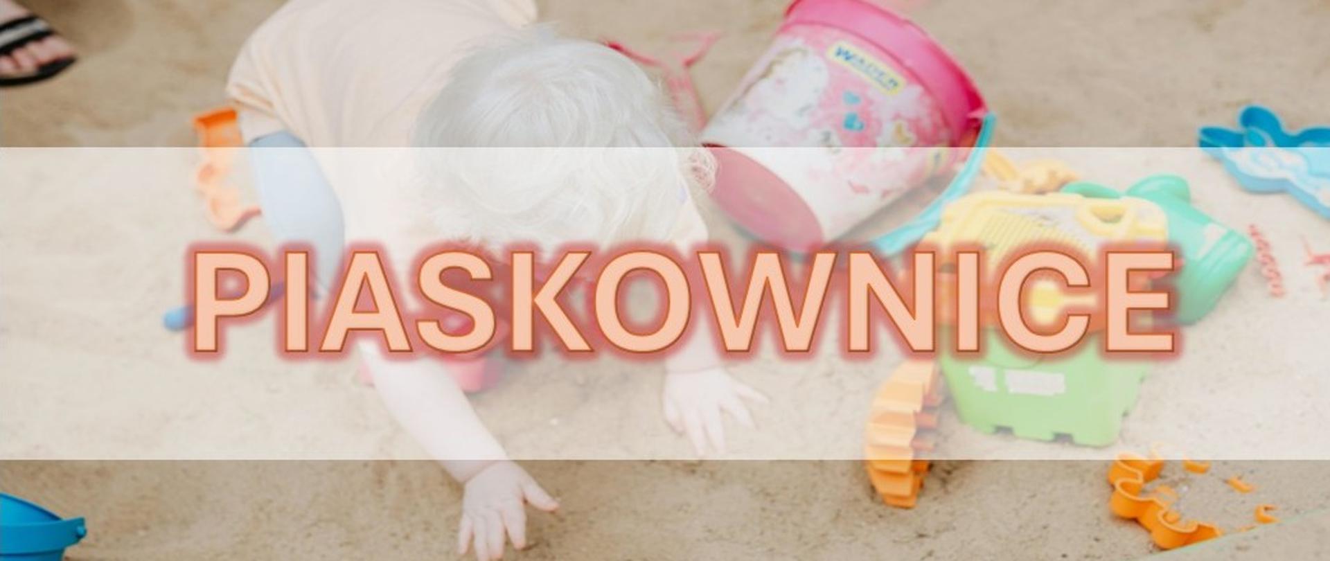 Dziecko w piaskownicy , zabawki