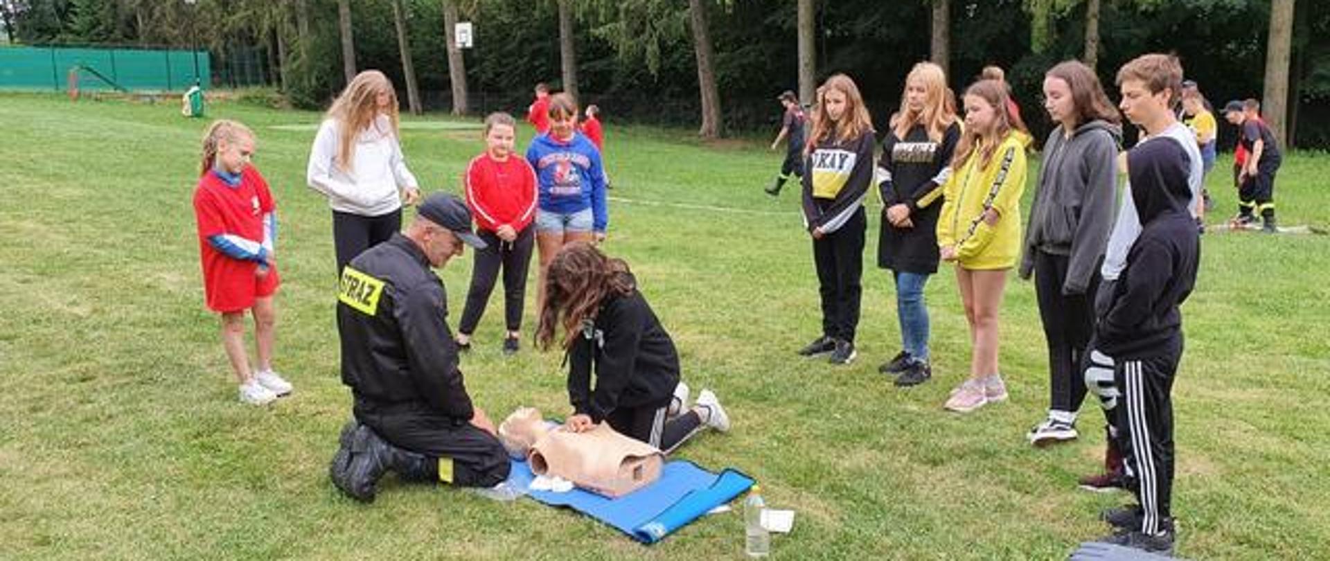 Zdjęcie przedstawia pokazy udzielania pierwszej pomocy medycznej dla członków Młodzieżowych Drużyn Pożarniczych z terenu powiatu brodnickiego.