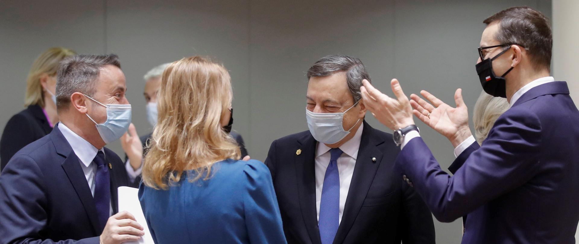 Premier Mateusz Morawiecki rozmawia z premierami państw UE.