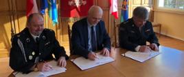 Podpisywanie przez Komendanta Powiatowego PSP w Tarnowskich Górach, Wójta Gminy Ożarowice, Prezesa OSP porozumienia ws. włączenia jednostki OSP Pyrzowice do KSRG