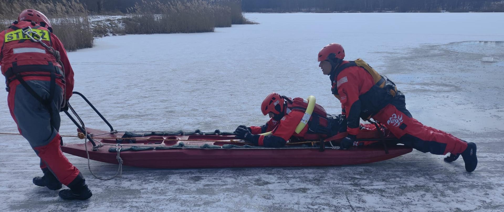 Strażacy na saniach na lodzie