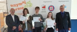 Zdjęcie grupowe laureatów z organizatorami