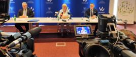 Ministra klimatu i środowiska Paulina Hennig-Kloska, Jacek Bogusławski, Członek Zarządu Województwa Wielkopolskiego oraz Rafał Ratajczak, Prezes Zarządu Wojewódzkiego Funduszu Ochrony podczas podpisania listu intencyjnego w sprawie poprawy efektywności energetycznej wielorodzinnych budynków mieszkalnych na terenach wiejskich i miejsko-wiejskich, ze szczególnym uwzględnieniem osiedli po dawnych PGR-ach. 