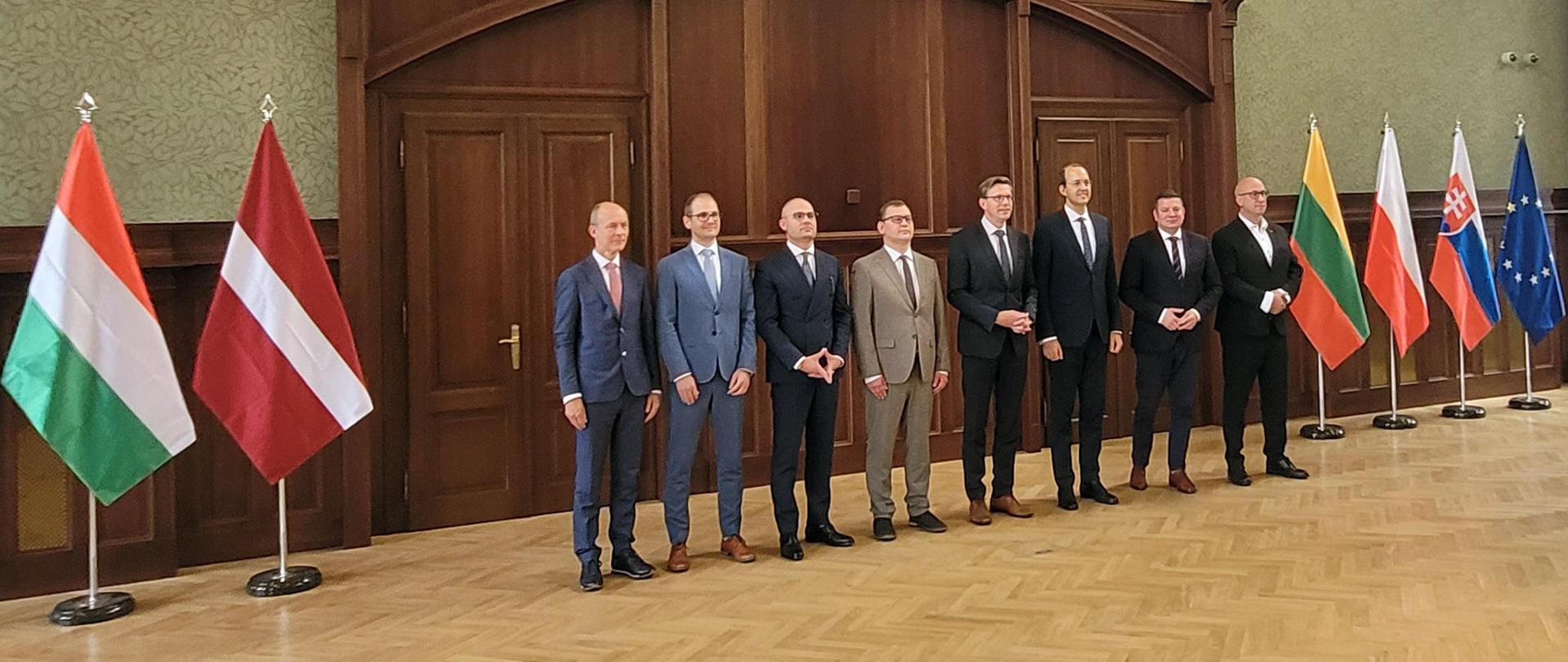 Wiceminister infrastruktury Przemysław Koperski na spotkaniu grupy V4 w Pradze