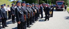 Zdjęcie przedstawia strażaków oraz zaproszonych gości podczas Powiatowych Obchodów Dnia Strażaka w Bóbrce.