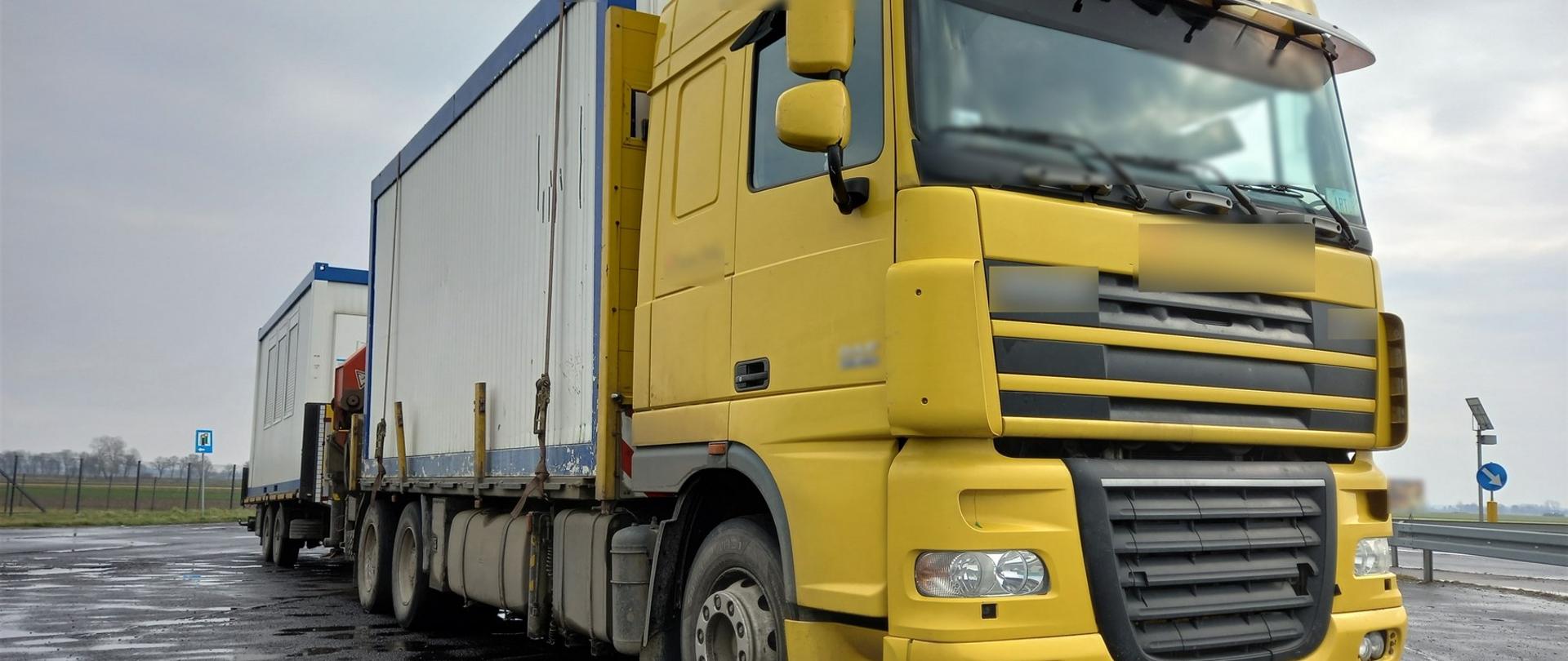 Do zważenia zatrzymany został zespół pojazdów polskiego przedsiębiorcy, którym przewożono dwa kontenery biurowe