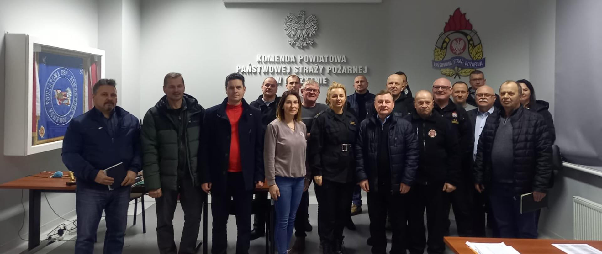 Zdjęcie przedstawia ochotników OSP oraz pracowników KP PSP Szczytno podczas szkolenia prezesów i skarbników Ochotniczych Straży Pożarnych w sprawie rozliczeń finansowych